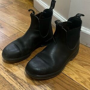 Black leather blundstone Chelsea boots
